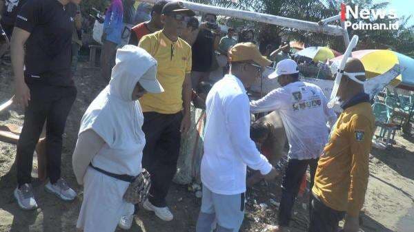 Aksi Nyata di Hari Bumi: Bupati dan Wabup Polewali Mandar Pimpin Aksi Bersih Pantai Bahari