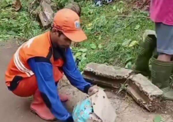 Heboh! Petugas PPSU Jaktim Temukan Bayi di Tumpukan Sampah saat Kerja Bakti