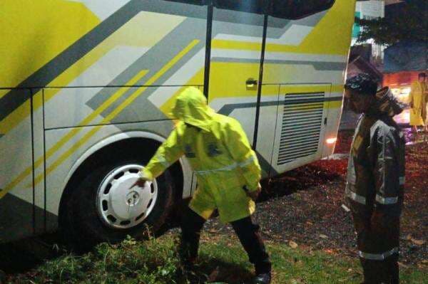 Ngeri! Pemotor Tewas Tertabrak Bus di Probolinggo saat Berhenti di Pinggir Jalan