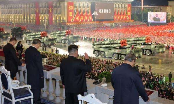 Korea Utara Gelar Parade Militer Besar-Besaran, Pamer Rudal Antarbenua