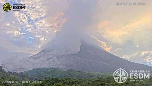Gunung Merapi Siaga, Awan Panas Meluncur hingga 2 Km dari Puncak Gunung Merapi Siaga, Awan Panas Meluncur hingga 2 Km dari Puncak