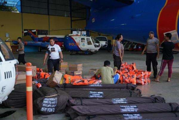 Pesawat CN 295 dan Fokker 50 Polri Droping Logistik untuk Korban Bencana di Aceh hingga Sumbar