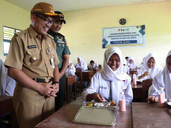 Kick Off Program Presiden Prabowo, SMKN 1 Songgom Awali Makan Bergizi Gratis di Brebes 