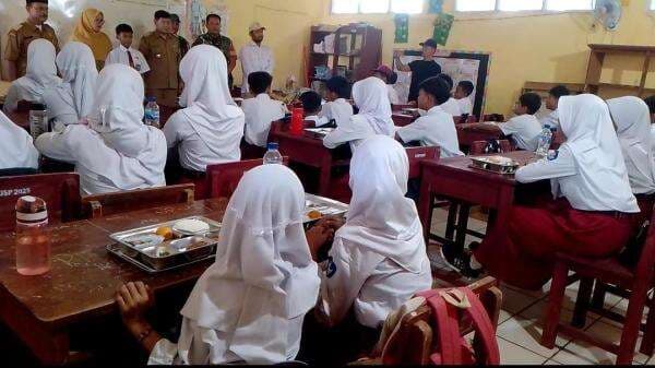 Siswa SDN Pingku 02 Sambut Antusias Pembagian Makanan Bergizi Gratis di Parung Panjang