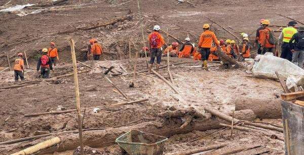 23 Marinir Tertimbun Longsor, Operasi Pencarian Kerahkan Alat Berat dan Anjing Pelacak
