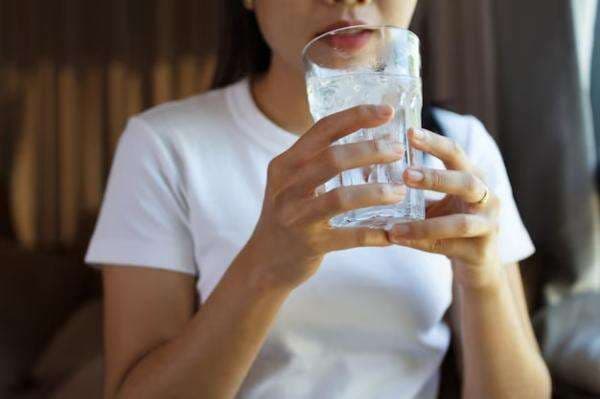 Benarkah Minum Air Es Bikin Berat Badan Turun?