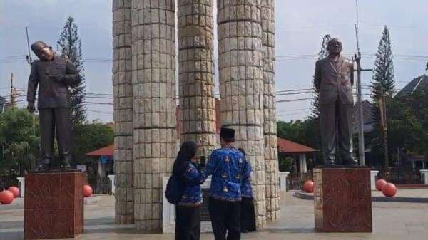 Heboh! Kepala Patung Bung Karno Miring Tertimpa Tenda di Indramayu