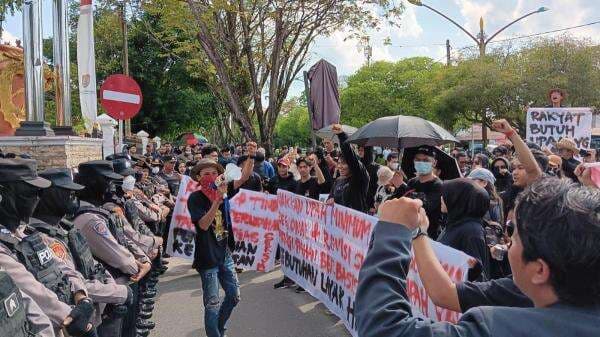 Demo Buruh di Depan Kantor Gubernur Kalteng, Massa Tuntut Kesejahteraan dan Keadilan