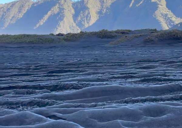 Fenomena Langka! Gunung Bromo Diselimuti Salju Akibat Suhu Ekstrem 0 Derajat Celcius