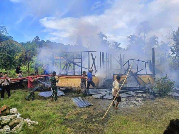 BREAKING NEWS: Rumah Anggota DPRD Mentawai Ludes Terbakar saat Kosong Ditinggal