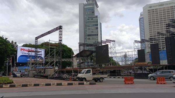 Jelang Perayaan Malam Tahun Baru, Panggung di Bundaran HI Mulai Dibangun