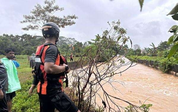 Bocah 2 Tahun Hanyut di Parit, Pencarian Terkendala Sampah dan Hujan