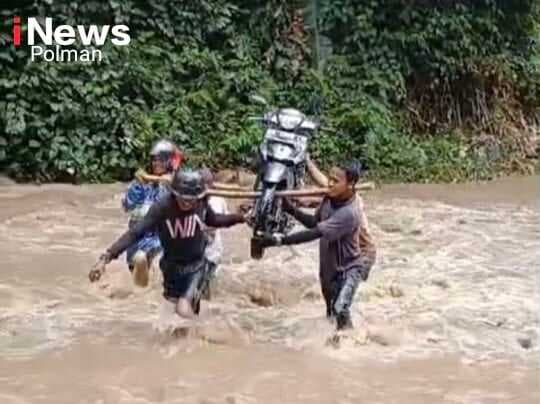 Warga Desa Lenggo Bertaruh Nyawa Seberangi Sungai, Solusi Pemerintah Dinanti