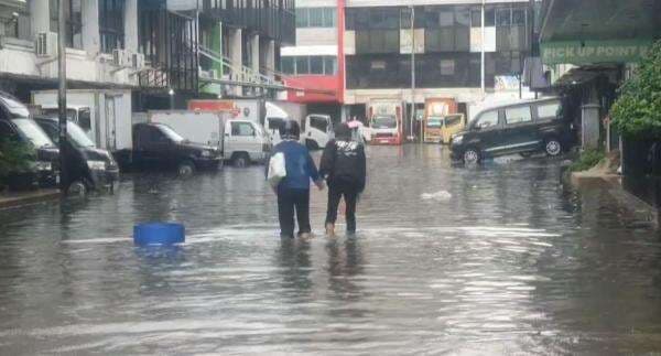 Dikepung Banjir, Sejumlah Perkantoran di Gunung Sahari Jakpus Tutup