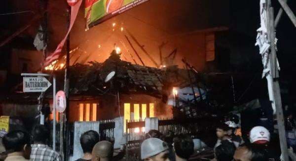 Si Jago Merah Mengamuk di Jombang, Rumah dan Toko Burung Hangus Terbakar