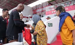 Jelang Lawan Persib Bandung, Malut United Berbagi Kebahagiaan Bersama Masyarakat Kurang Mampu di Maluku Utara