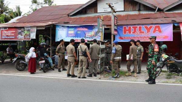 Satpol PP Palangkaraya Tertibkan PKL yang Berjualan di Atas Drainase