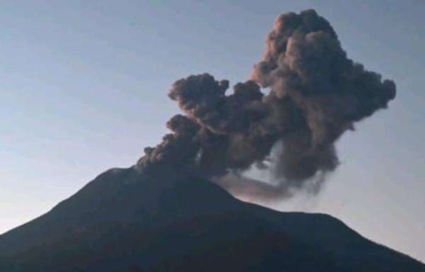 Gunung Lewotobi Laki-laki Erupsi, Kolom Abu Capai 1.000 Meter di Atas Puncak