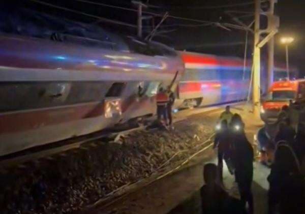 2 Kereta Cepat Kecelakaan, 10 Tewas