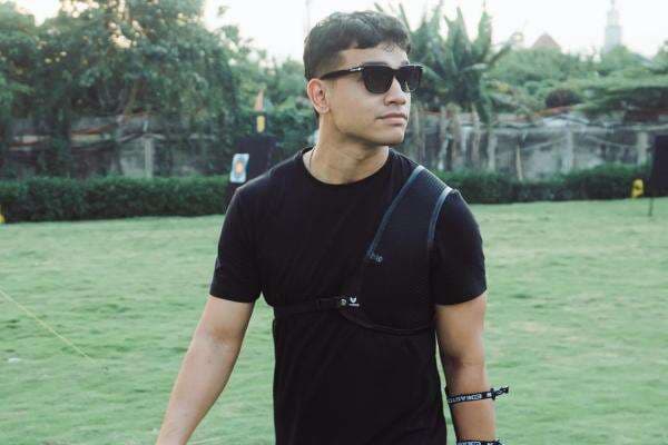 Fadly Faisal Kepergok Bucin dengan Maudy Effrosina, Bikin Baper Netizen Fadly Faisal Kepergok Bucin dengan Maudy Effrosina, Bikin Baper Netizen