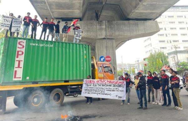 Mahasiswa Makassar Unjuk Rasa Tolak RUU TNI