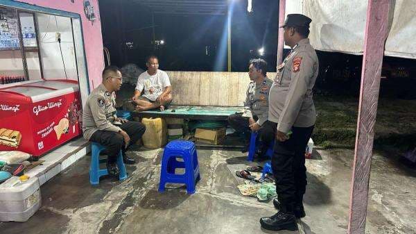 Polsek Bukit Batu Palangkaraya Sambangi Warung Warga, Sampaikan Imbauan Kamtibmas