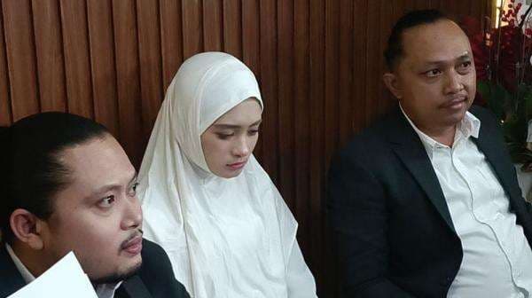 Akhirnya Muncul ke Publik Usai Gaduh Perselingkuhan dan Perzinaan, Inara Rusli: Cukup Allah SWT yang Jadi Saksi