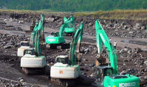 Aksi Kepedulian Pelaku Tambang Kerahkan 8 Alat Berat untuk Normalisasi Sungai Pasca Banjir Lahar