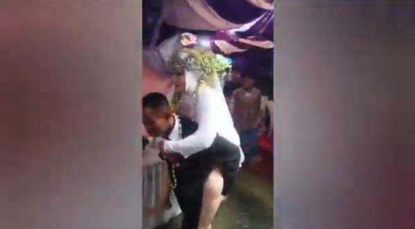 Viral Resepsi Pernikahan di Tengah Banjir, Pengantin Wanita Sampai Digendong