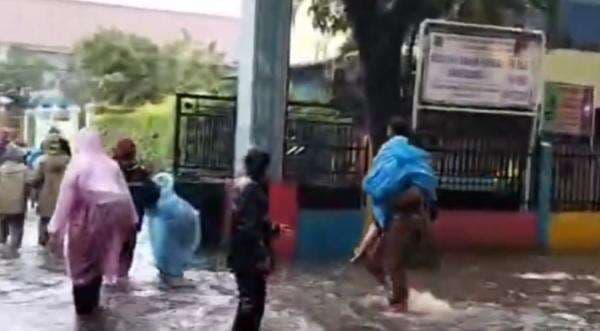 Banjir Rendam Jalan Srengseng Jakbar, Polisi Atur Lalin hingga Bantu Antar Siswa ke Sekolah