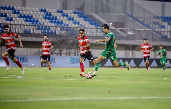 Persebaya Surabaya vs Malut United: Misi Bruno Moreira Hentikan Rentetan Hasil Positif Laskar Kie Raha
