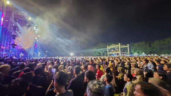 Once Mekel Pukau Penonton Konser Musik-Festival Kebangsaan GEMA Kampus 2025 di Makassar