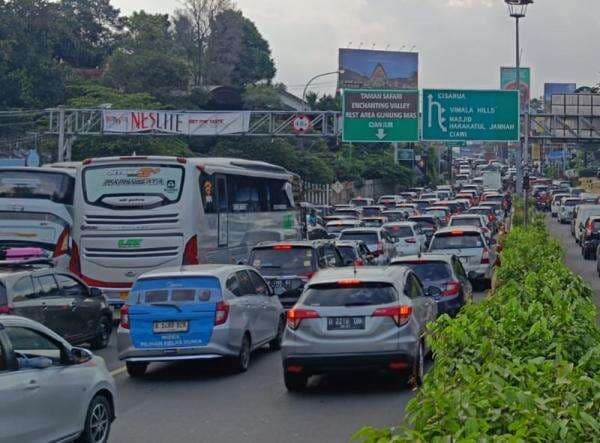 Padat Merayap, Lalin Puncak Bogor Berlaku One Way Arah Naik