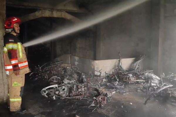 Kebakaran di Parkiran Depan Stasiun Bogor, Belasan Motor Hangus Tinggal Kerangka