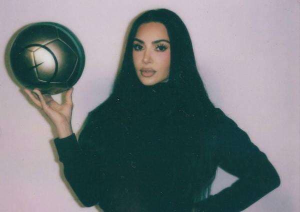 Kisah Asmara Lewis Hamilton dan Kim Kardashian di F1 GP Monaco 2026, dari Kecupan Podium hingga Aksi Cuek di Lintasan