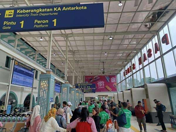Hari Kedua Libur Panjang Isra Mikraj, Stasiun Pasar Senen Berangkatkan 6.608 Penumpang