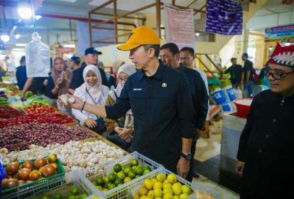 Wali Kota Bogor Sidak Pasar Jambu Dua, Pantau Harga dan Distribusi Pangan Jelang Idulfi