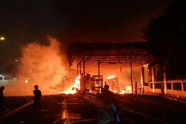 Pengunjuk Rasa Bakar Pos Polisi, Halte Transjakarta, hingga Gerbang Tol Pejompongan