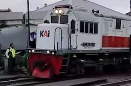 Viral! Lokomotif KA Majapahit Lepas dari Gerbong di Stasiun Senen, KAI Ungkap Kronologinya