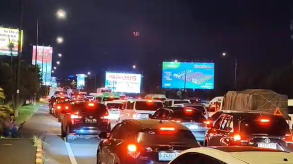 Libur Panjang Isra Mi&rsquo;raj, Gerbang Tol Pasteur Bandung Padat Kendaraan Wisatawan