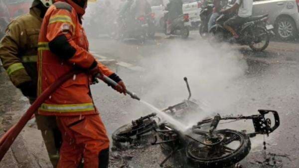 Terjebak Macet Parah, Motor Suzuki Thunder di Surabaya Terbakar