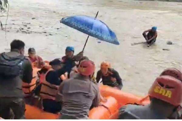 Dramatis Evakuasi 36 Warga Cidadap Sukabumi usai 3 Hari Terjebak Banjir Bandang