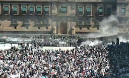 Ratusan Orang Terluka dalam Protes Besar Anti-Pemerintah di Meksiko, Demonstran Serang Istana Nasional