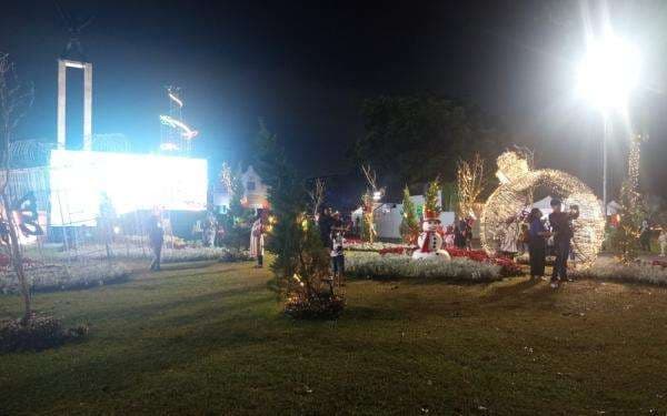 Warga Padati Lapangan Banteng Jelang Pergantian Tahun 2025, Ada Musik Festival