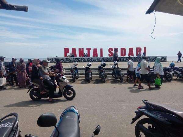 Pantai Sedari Karawang Diminati Wisatawan pada Libur Lebaran 2025