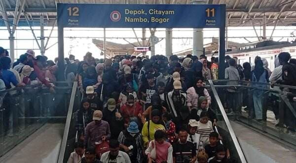 HUT Ke-80 TNI Bubar, Lalin Macet dan Penumpang di Stasiun Gondangdia–Manggarai Membeludak HUT Ke-80 TNI Bubar, Lalin Macet dan Penumpang di Stasiun Gondangdia–Manggarai Membeludak