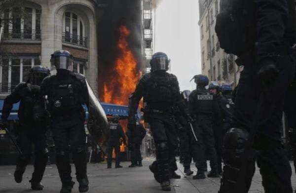 Prancis Diguncang Demo Besar, Massa Blokir Jalan dan Bakar Bus