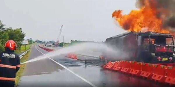 Truk Tangki BBM Terbakar di Tol Cisumdawu, Arus Lalin Macet Parah