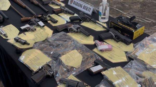 Polisi Bongkar Pabrik Senpi Rakitan di Sumedang, Ada Revolver hingga Laras Panjang