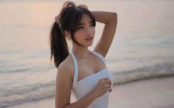 Outfit Pantai ala Fuji, Simpel Seksi dan Menawan